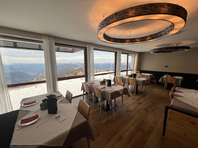 Skihotel an der Piste mit Panoramarestaurant
